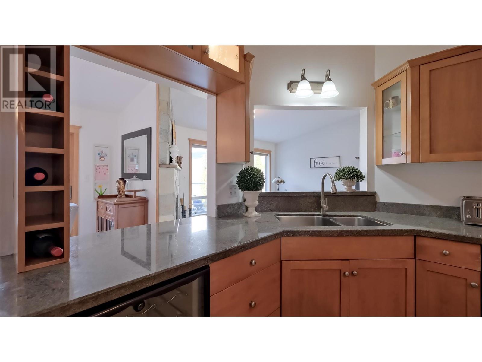 Property at 921 WESTMINSTER Avenue E image 5