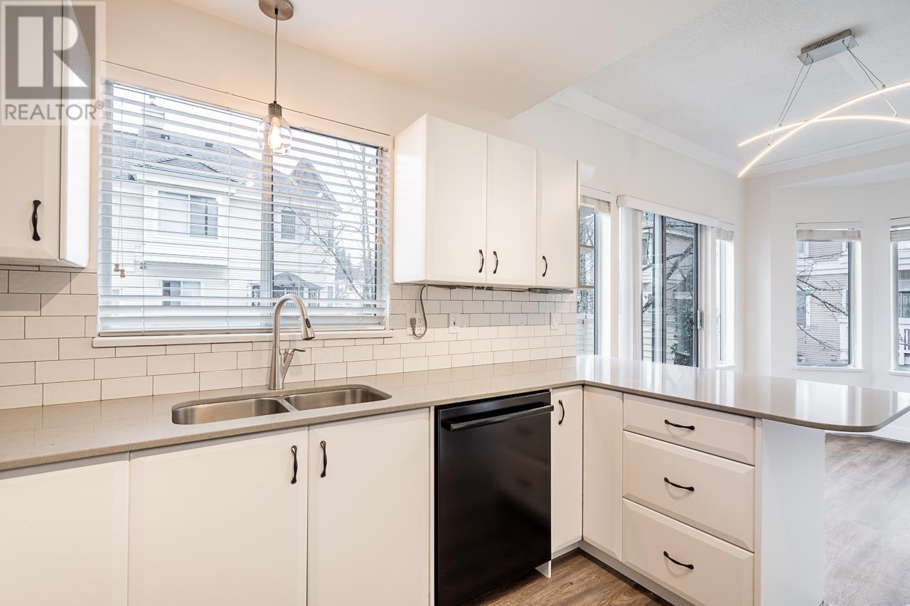 Listing Picture 13 of 33 : 71 6700 RUMBLE STREET, Burnaby / 本拿比 - 魯藝地產 Yvonne Lu Group - MLS Medallion Club Member