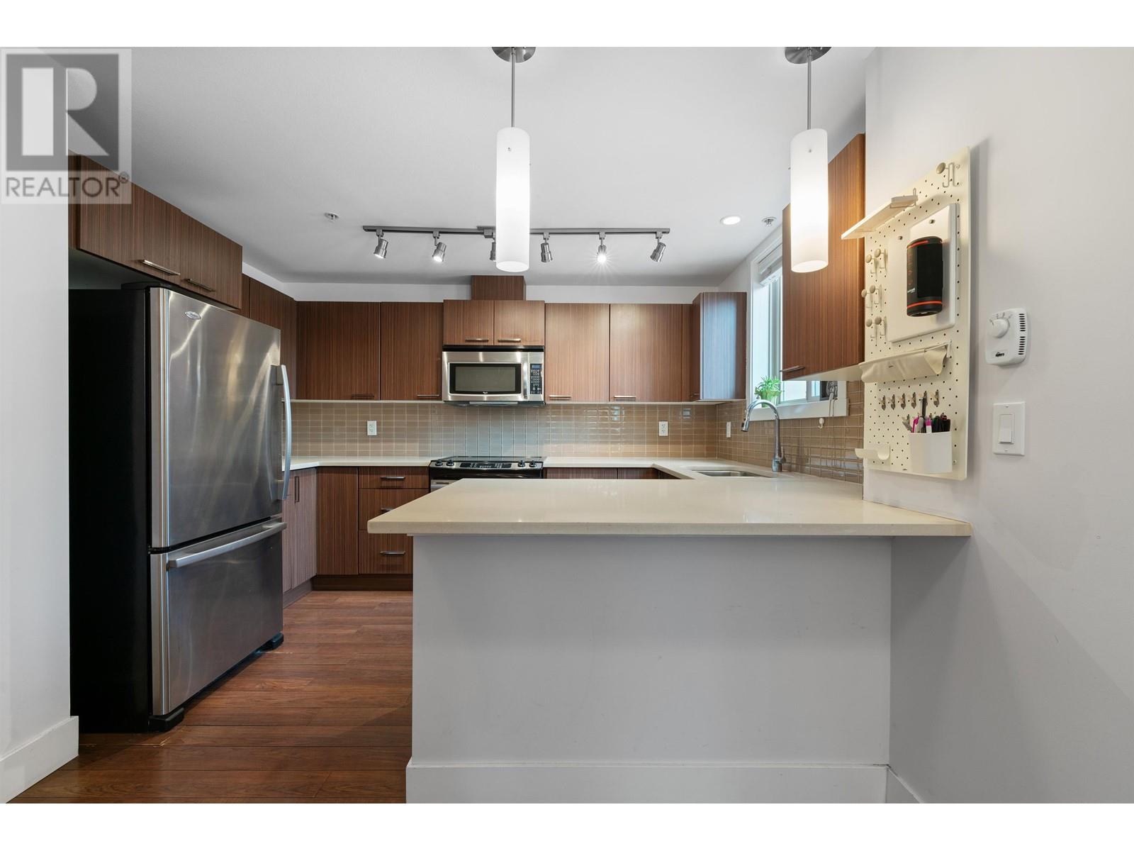 201 2110 Rowland Street, Port Coquitlam, British Columbia  V3C 0C2 - Photo 1 - R2976683