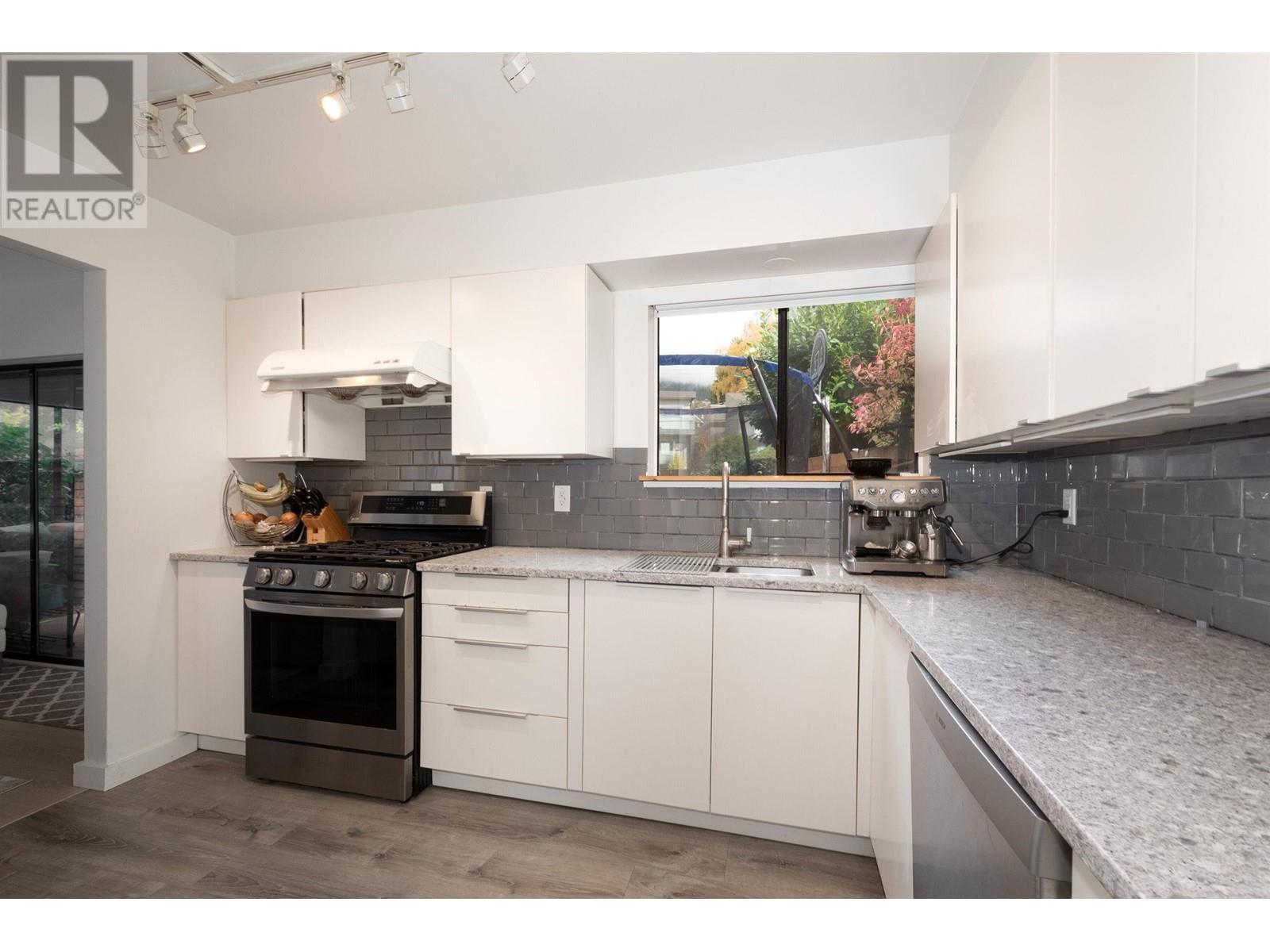 2364 Marine Drive, West Vancouver, British Columbia  V7V 1K8 - Photo 11 - R2976710