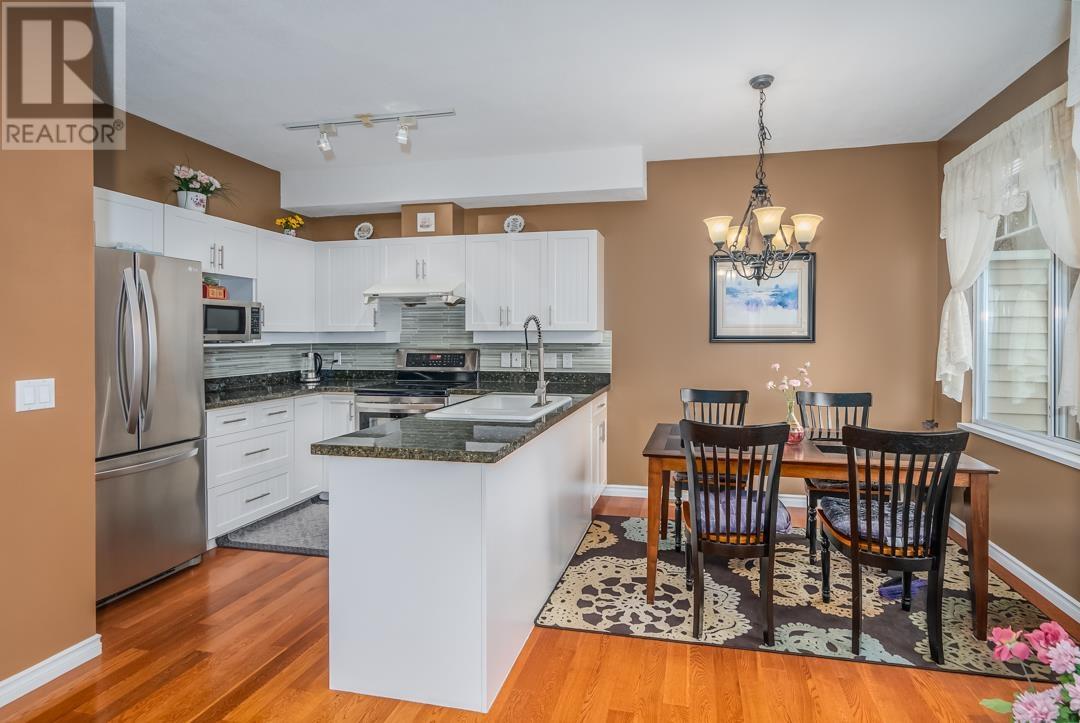 Listing Picture 11 of 31 : 11 7500 CUMBERLAND STREET, Burnaby / 本拿比 - 魯藝地產 Yvonne Lu Group - MLS Medallion Club Member