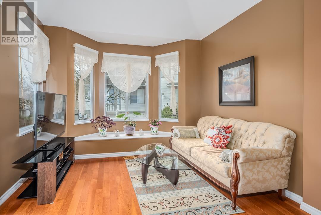 Listing Picture 13 of 31 : 11 7500 CUMBERLAND STREET, Burnaby / 本拿比 - 魯藝地產 Yvonne Lu Group - MLS Medallion Club Member