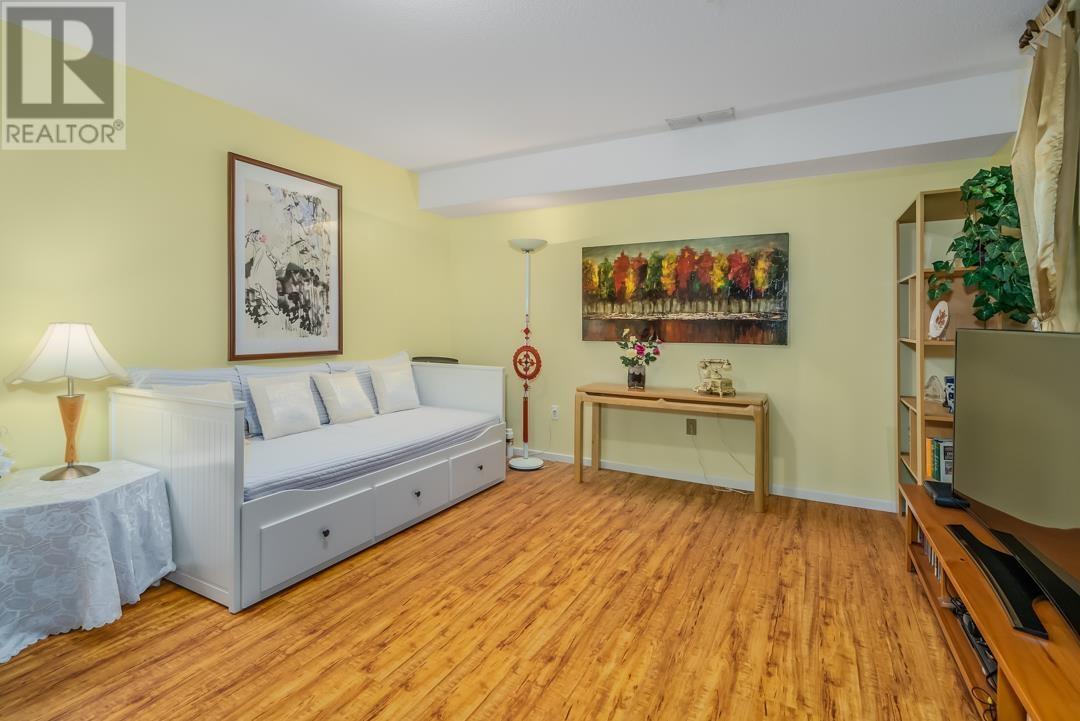 Listing Picture 24 of 31 : 11 7500 CUMBERLAND STREET, Burnaby / 本拿比 - 魯藝地產 Yvonne Lu Group - MLS Medallion Club Member