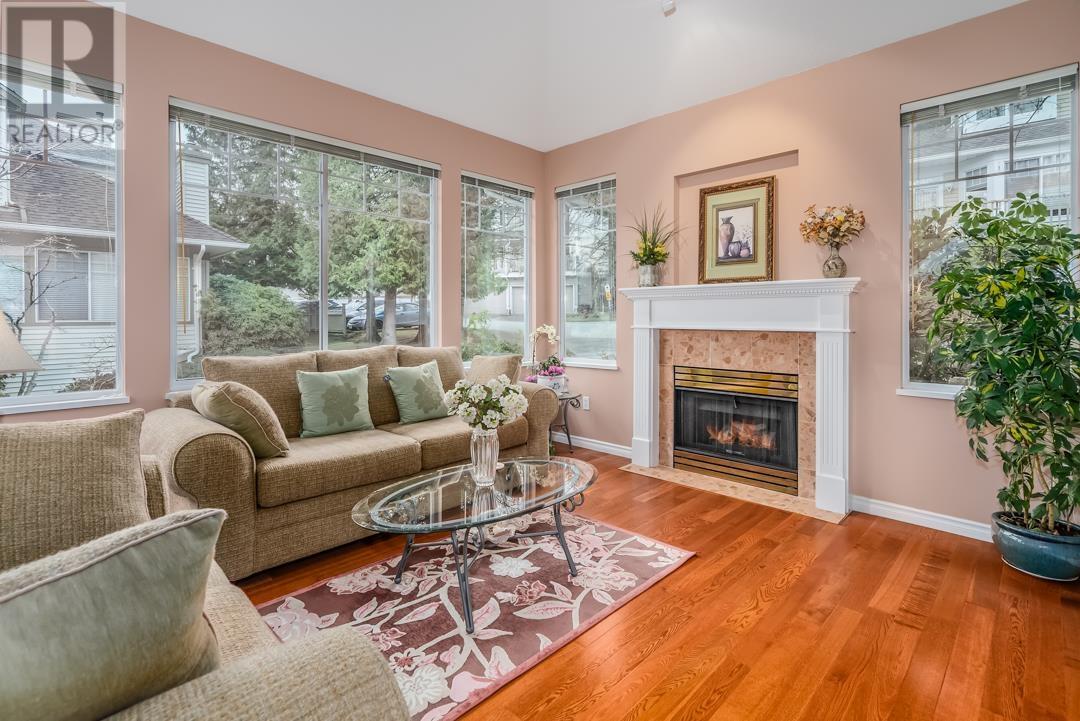 Listing Picture 3 of 31 : 11 7500 CUMBERLAND STREET, Burnaby / 本拿比 - 魯藝地產 Yvonne Lu Group - MLS Medallion Club Member