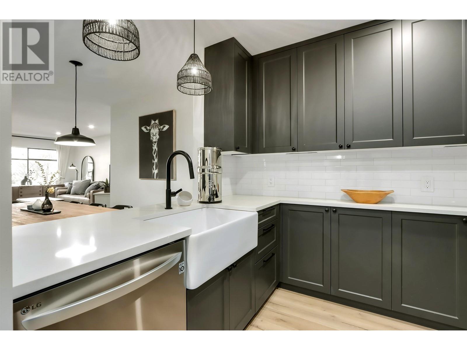 211 2222 Prince Edward Street, Vancouver, British Columbia  V5T 4M6 - Photo 2 - R2976079