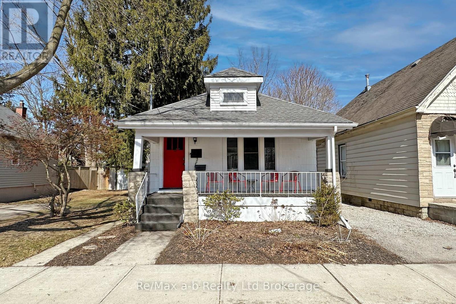 Property at 11 MOUNT PLEASANT AVENUE image 2