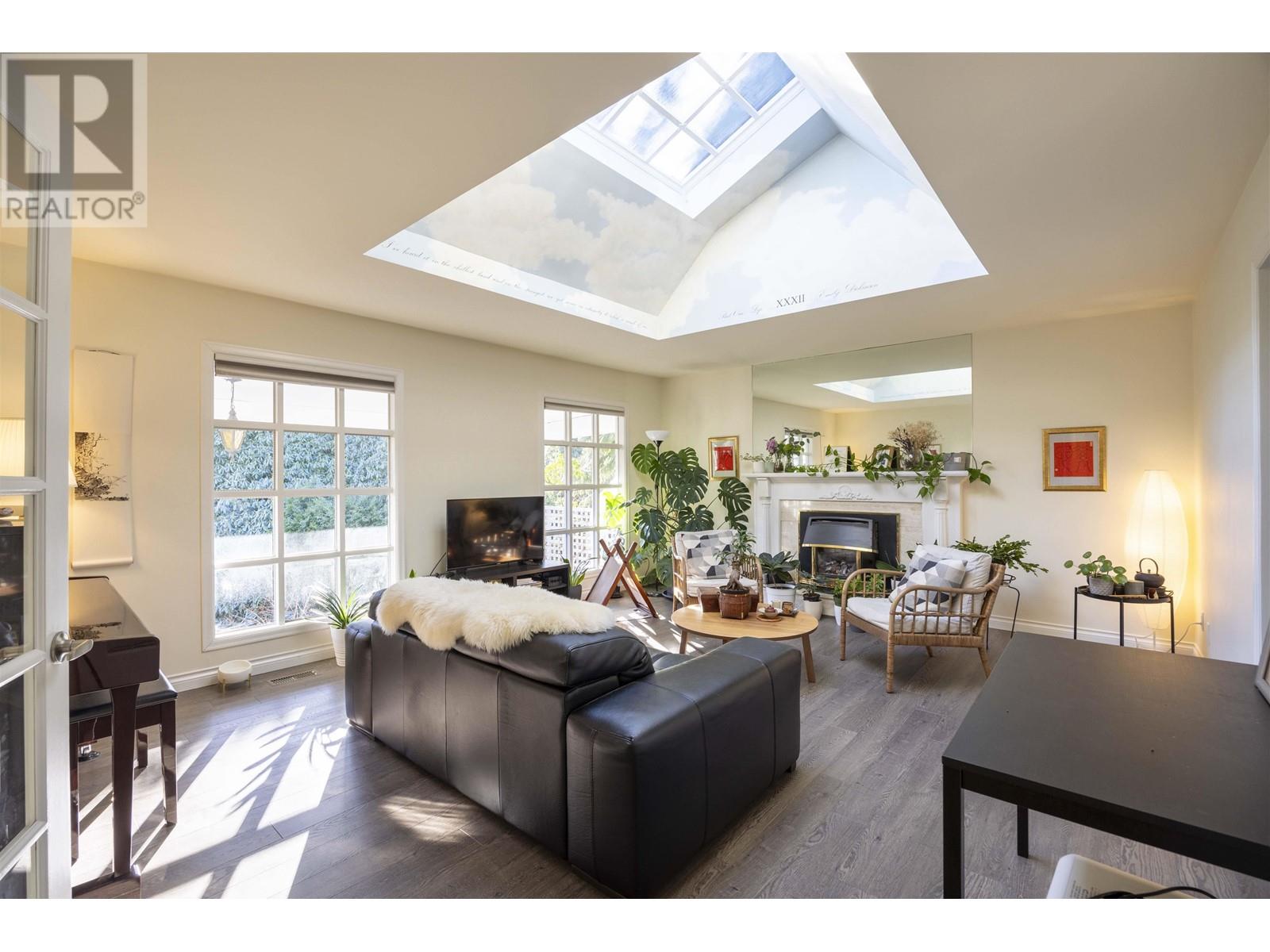 Listing Picture 6 of 31 : 4825 BUXTON STREET, Burnaby / 本拿比 - 魯藝地產 Yvonne Lu Group - MLS Medallion Club Member