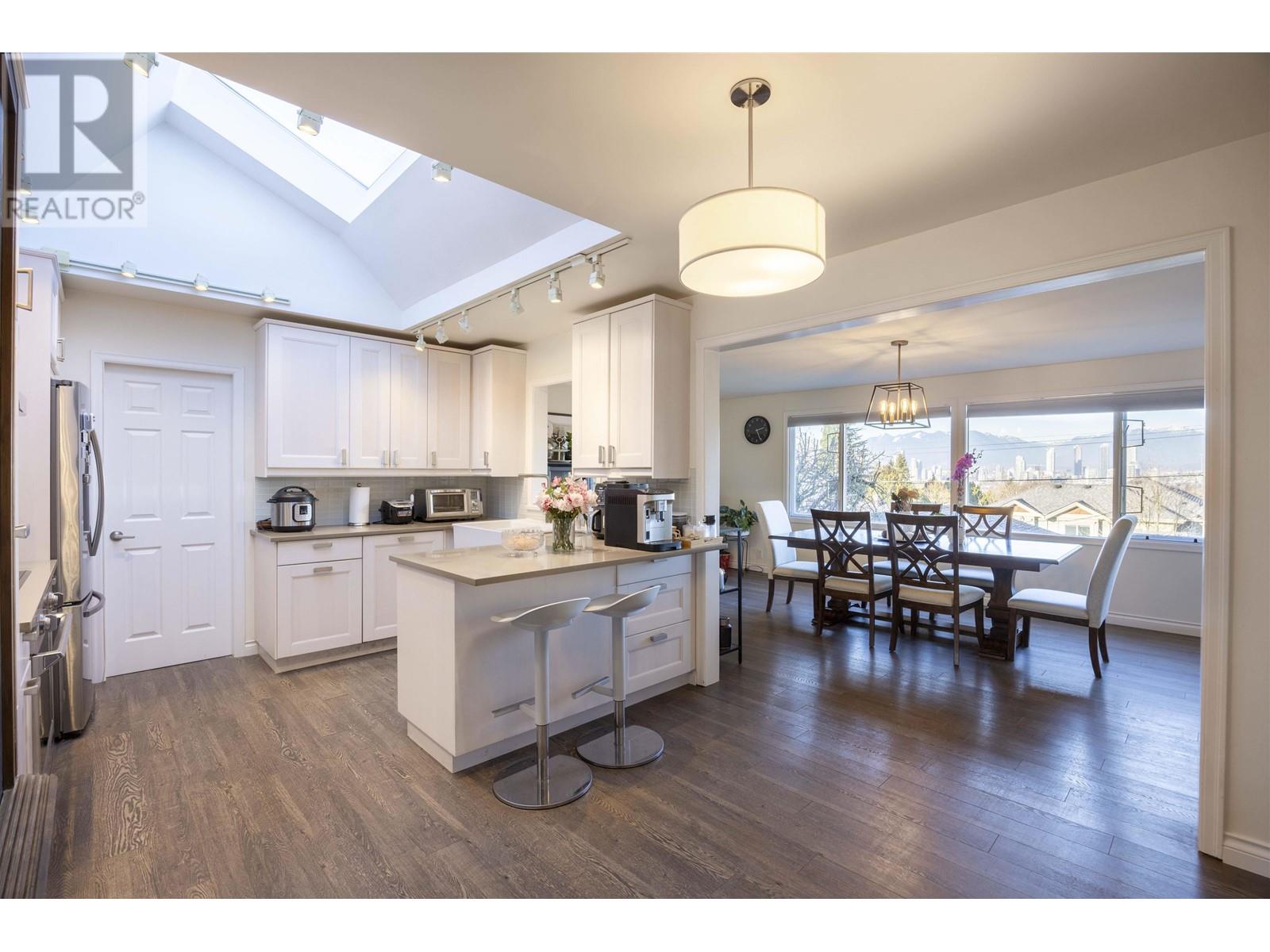 Listing Picture 8 of 31 : 4825 BUXTON STREET, Burnaby / 本拿比 - 魯藝地產 Yvonne Lu Group - MLS Medallion Club Member