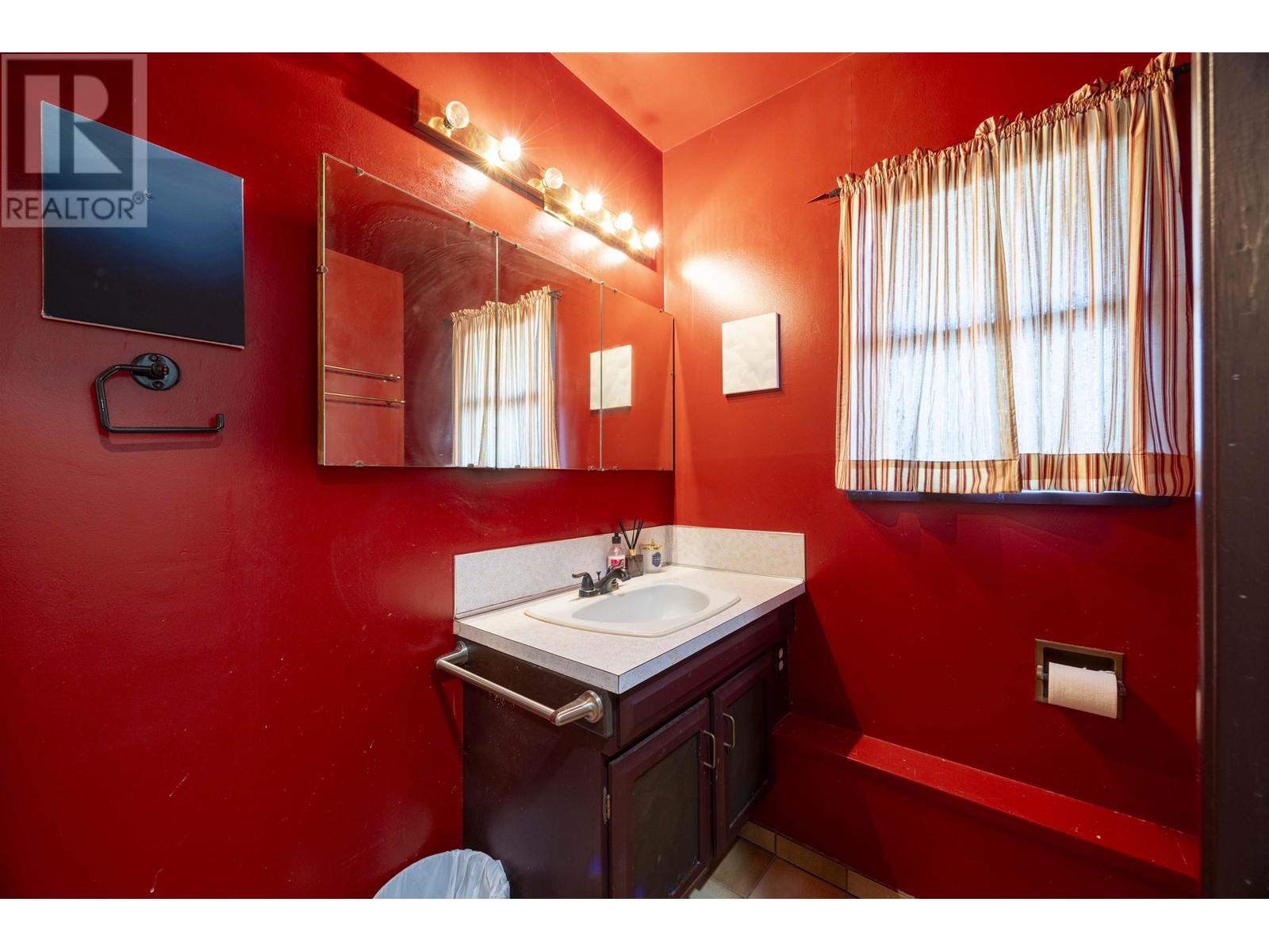 Listing Picture 25 of 31 : 4825 BUXTON STREET, Burnaby / 本拿比 - 魯藝地產 Yvonne Lu Group - MLS Medallion Club Member