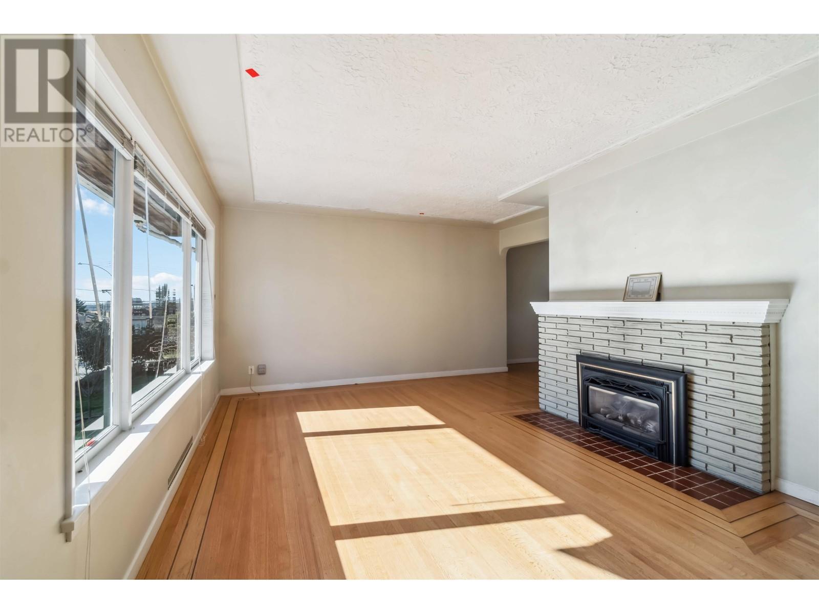 508 E 12th Street, North Vancouver, British Columbia  V7L 2K4 - Photo 3 - R2974951