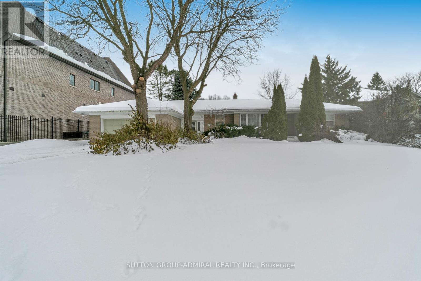 27 Denham Drive, Richmond Hill, Ontario  L4C 6H6 - Photo 4 - N12013282