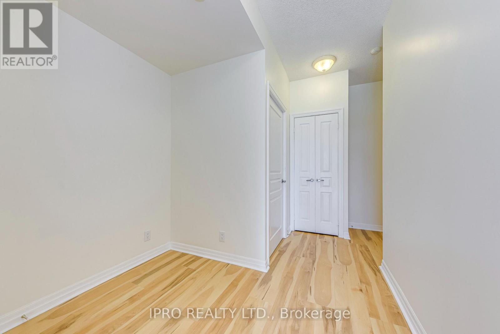 604 - 220 Burnhamthorpe Road W, Mississauga, Ontario  L5B 4N4 - Photo 8 - W12014069