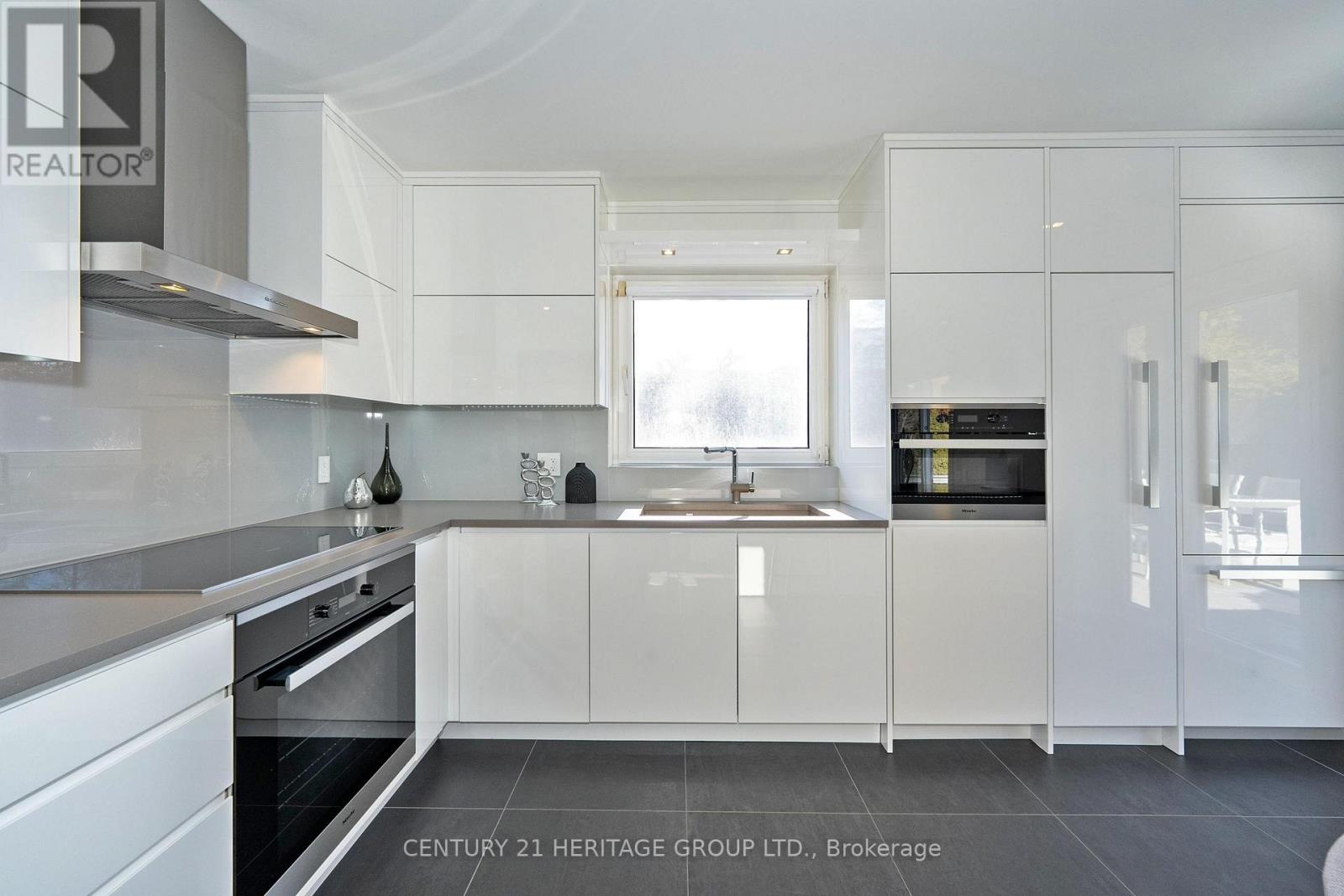 61 Foursome Crescent, Toronto, Ontario  M2P 1W4 - Photo 7 - C12014112