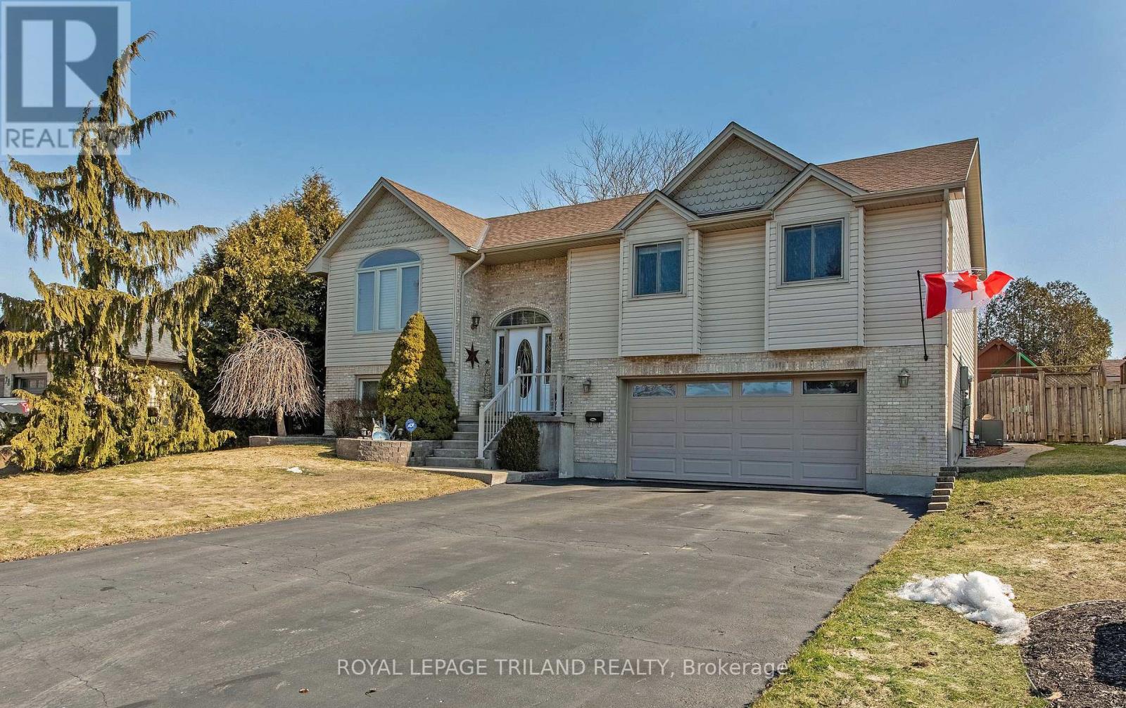 74 Village Gate Drive, Thames Centre, Ontario  N0L 1G3 - Photo 2 - X12014276