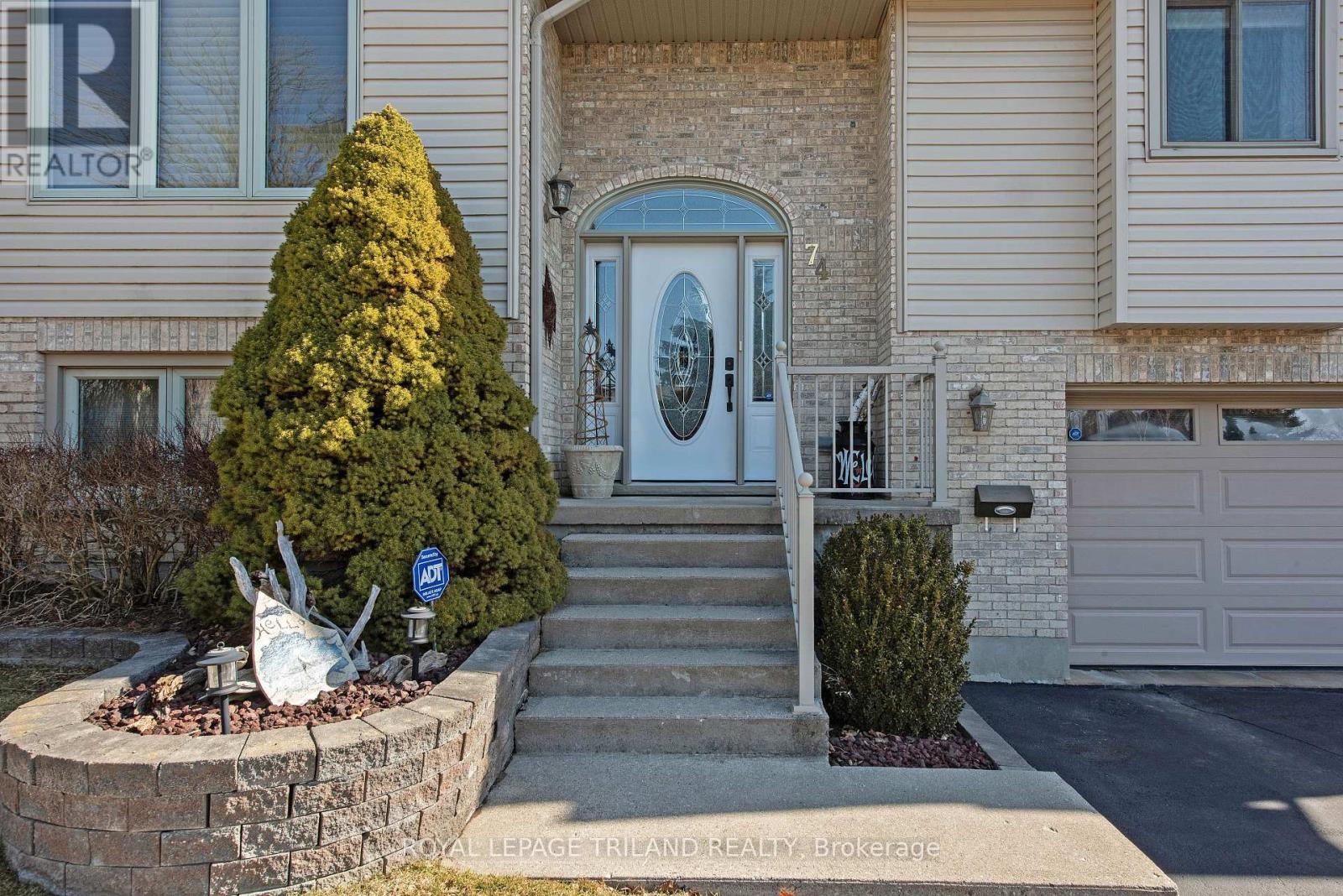 74 Village Gate Drive, Thames Centre (Dorchester), Ontario  N0L 1G3 - Photo 4 - X12014276