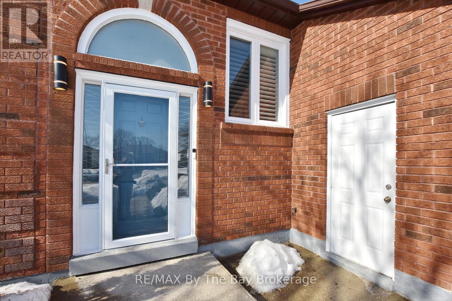 18 Langevin Drive, Wasaga Beach, Ontario  L9Z 1C6 - Photo 2 - S12014420