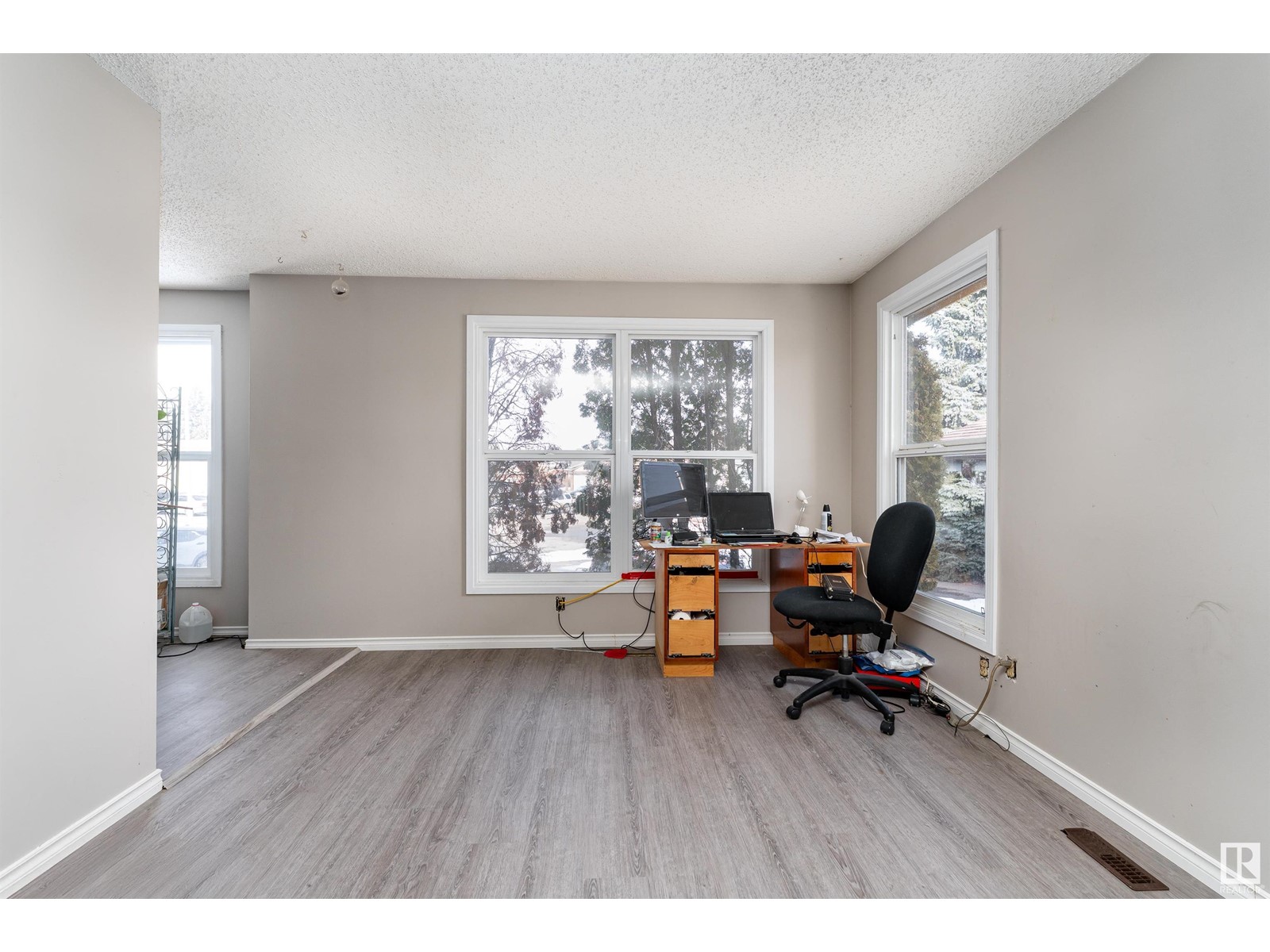 Property at 3440 42 ST NW image 4