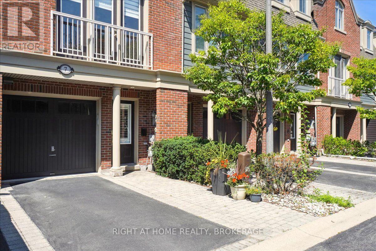 7 - 99 Brant Street, Oakville, Ontario  L6K 2Z5 - Photo 2 - W12014431