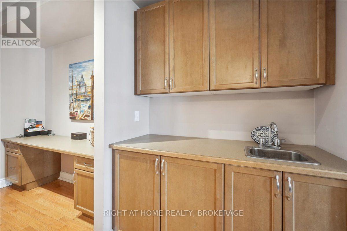 124 Lakeshore Road W, Oakville, Ontario  L6K 1E3 - Photo 10 - W12014433