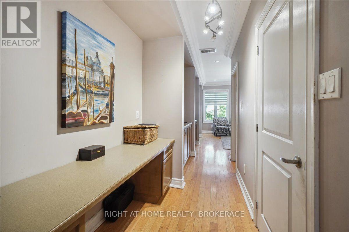 124 Lakeshore Road W, Oakville, Ontario  L6K 1E3 - Photo 11 - W12014433