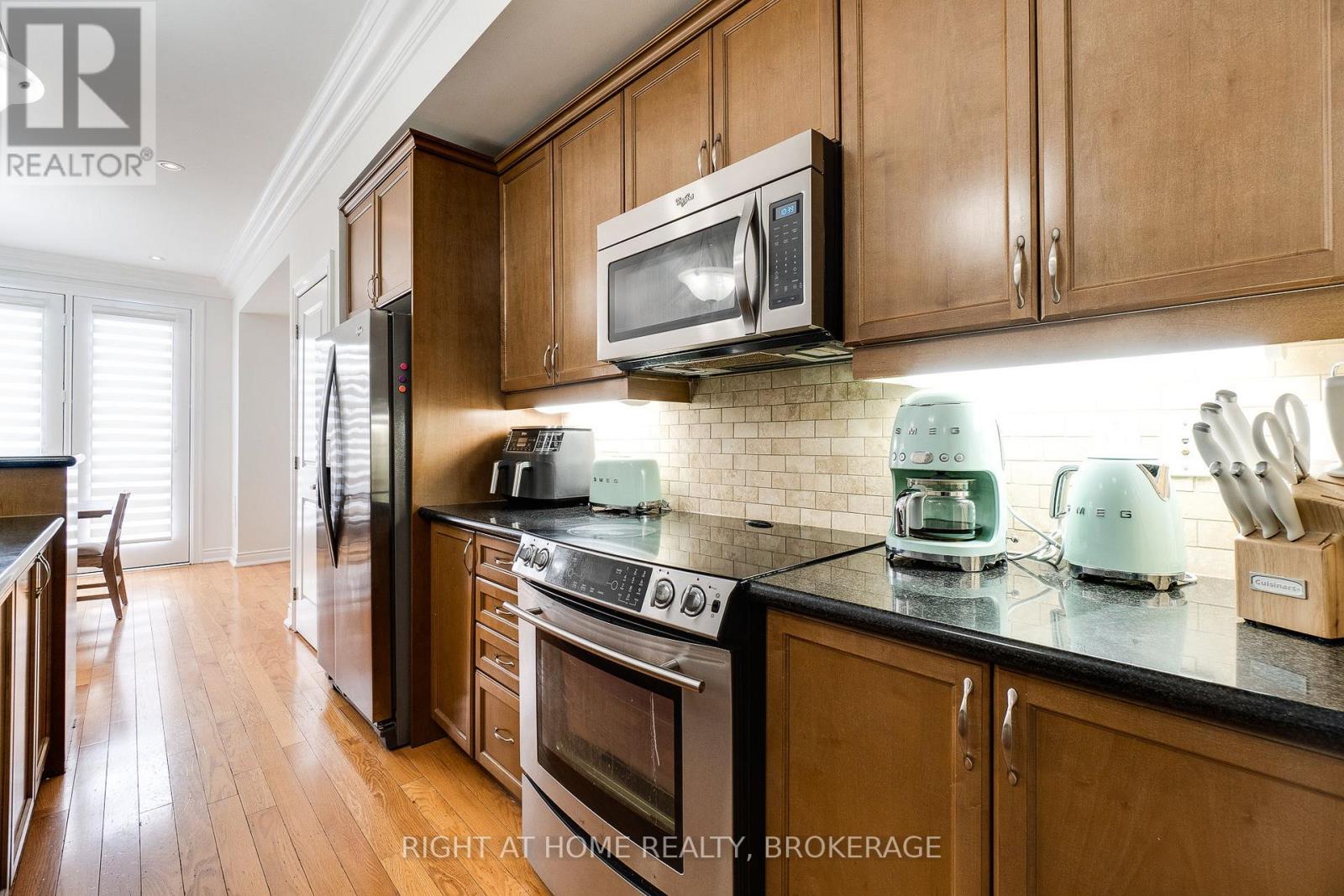 124 Lakeshore Road W, Oakville, Ontario  L6K 1E3 - Photo 16 - W12014433