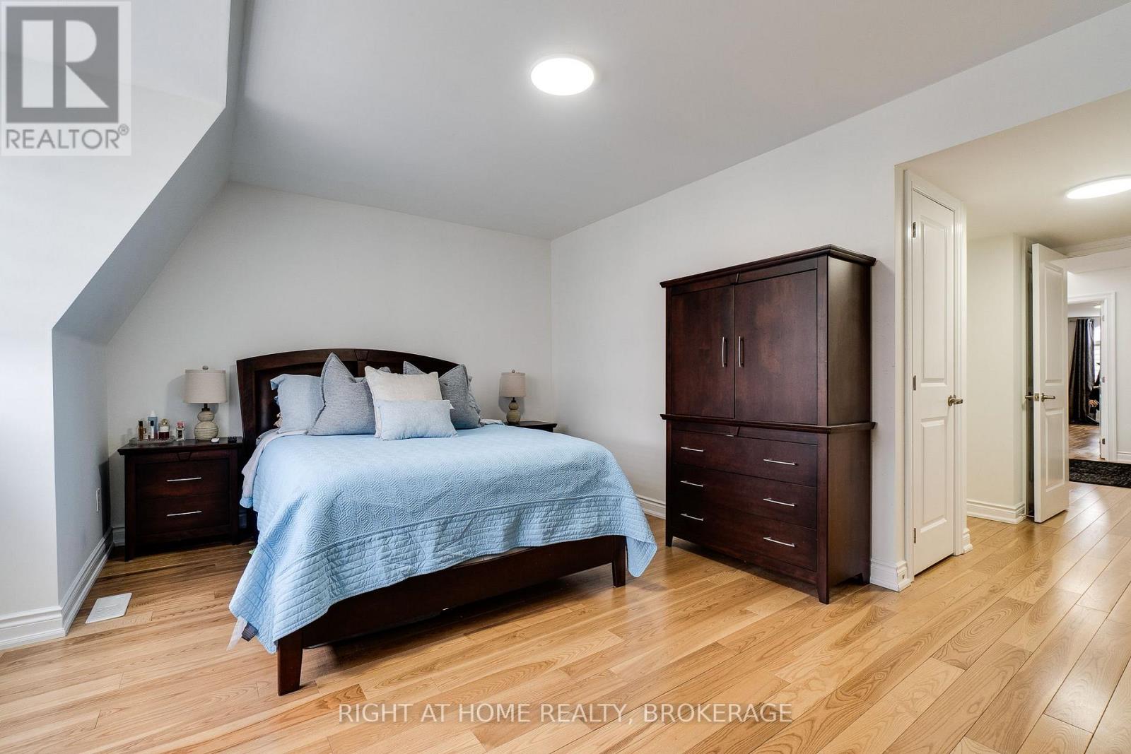 124 Lakeshore Road W, Oakville, Ontario  L6K 1E3 - Photo 21 - W12014433