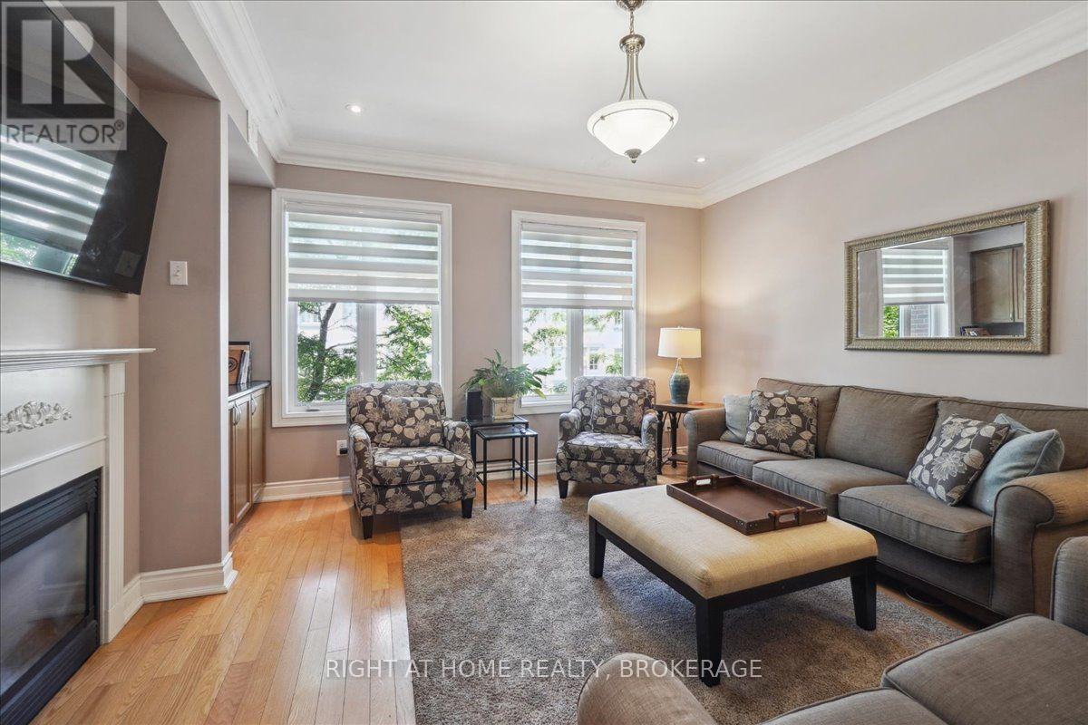 124 Lakeshore Road W, Oakville, Ontario  L6K 1E3 - Photo 6 - W12014433