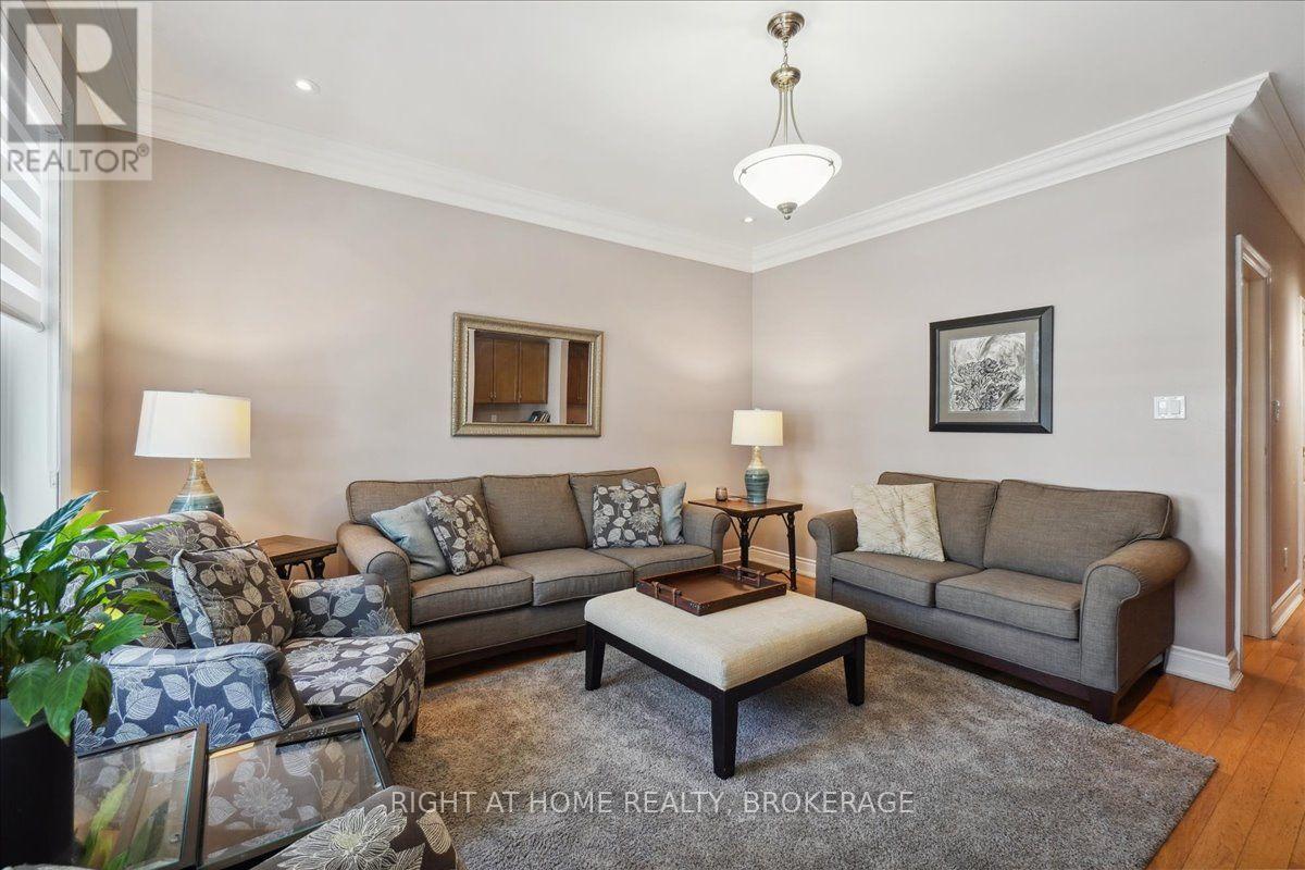 124 Lakeshore Road W, Oakville, Ontario  L6K 1E3 - Photo 8 - W12014433