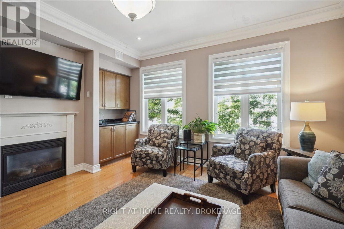 124 Lakeshore Road W, Oakville, Ontario  L6K 1E3 - Photo 9 - W12014433