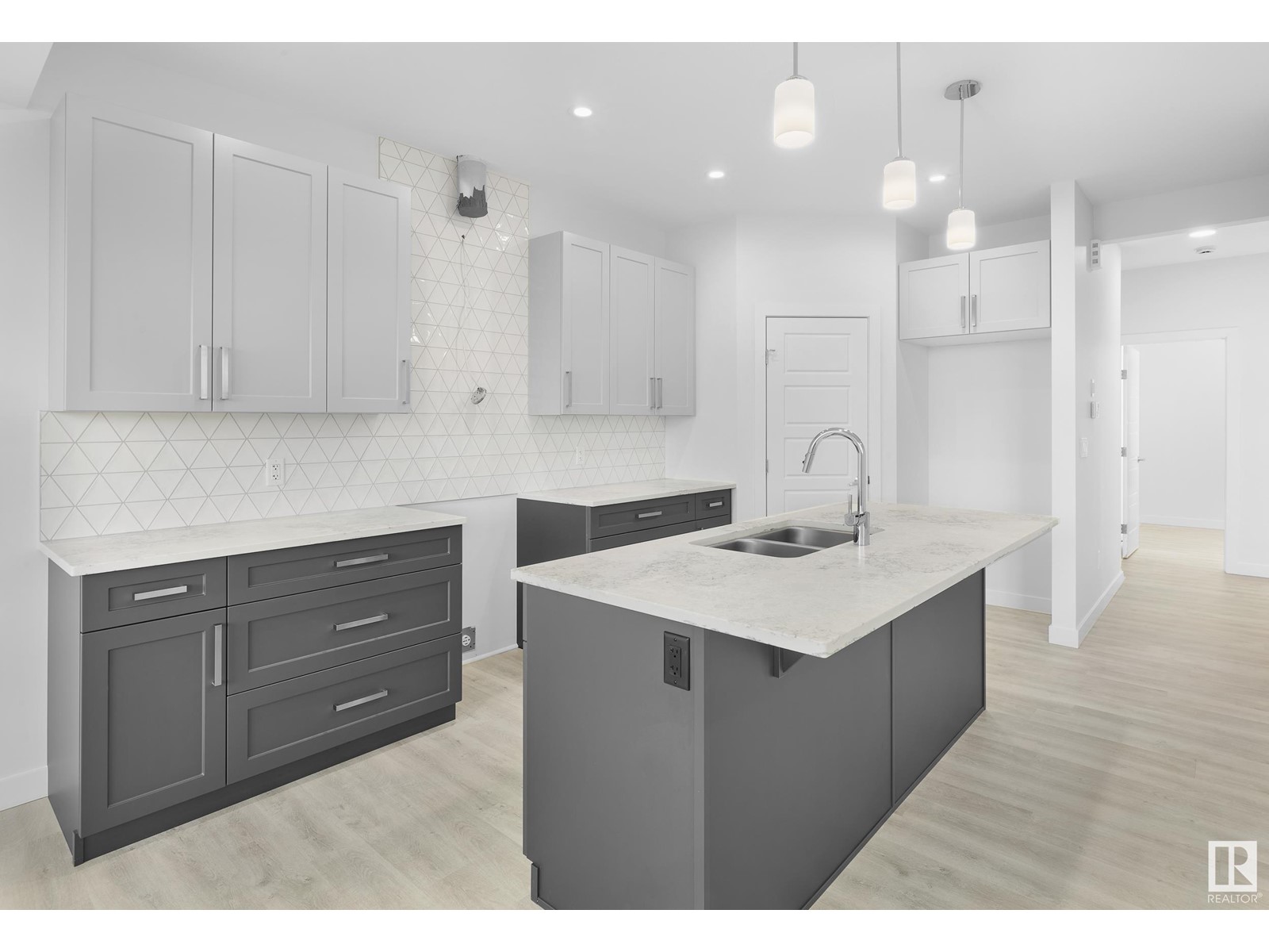 Property at 16812 33 AV SW image 5