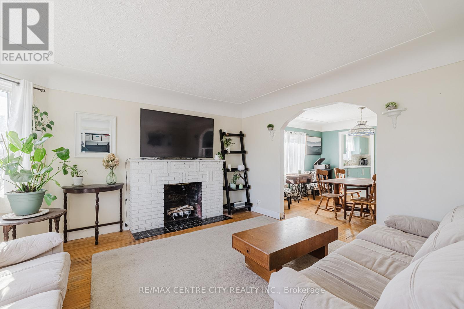 Property at 1092 BRYDGES STREET image 3