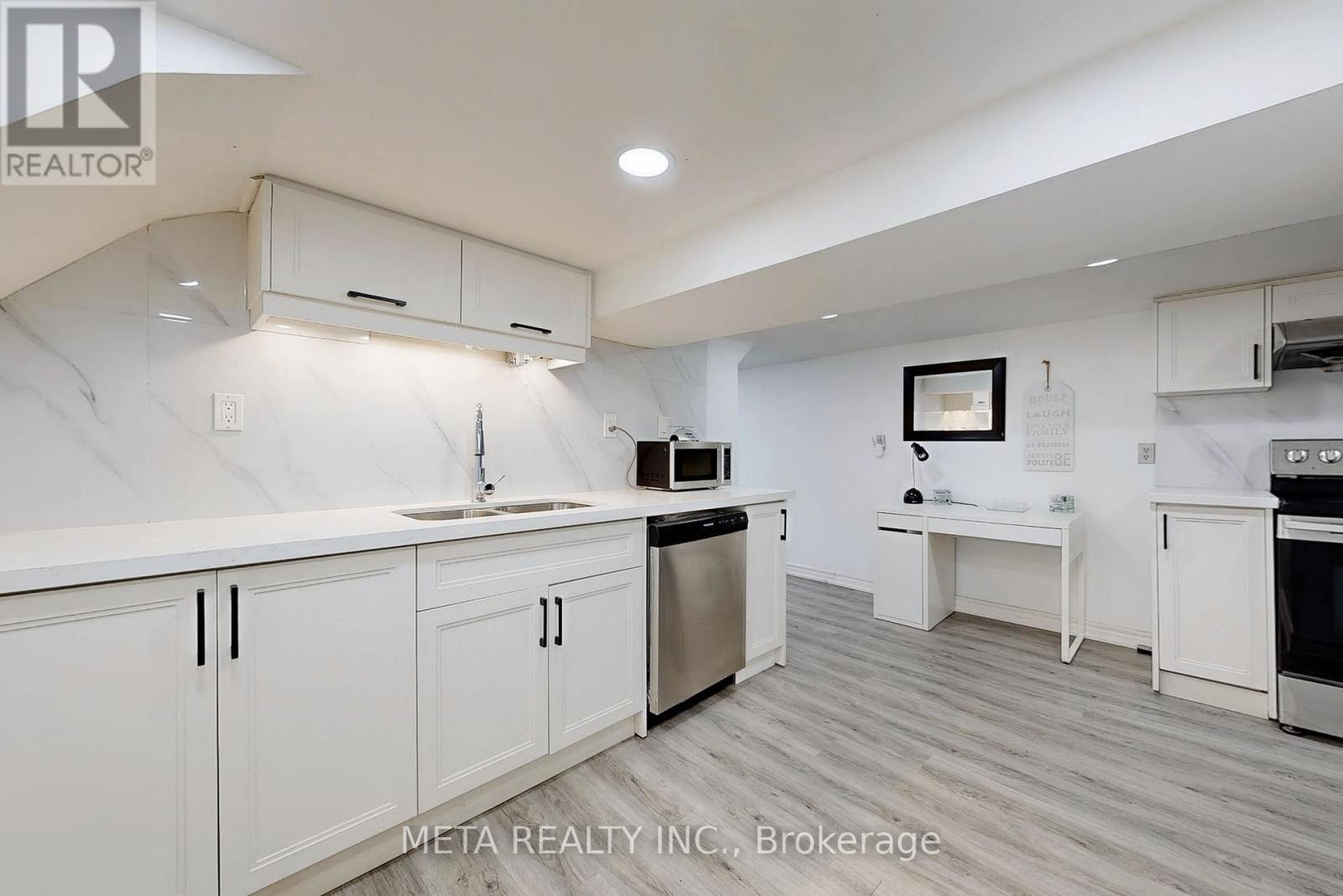533 Westmount Avenue, Toronto, Ontario  M6E 3N6 - Photo 9 - C12014678