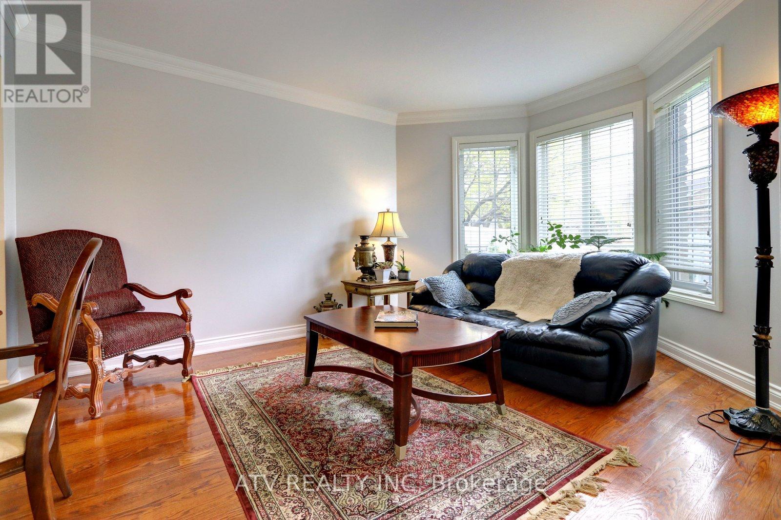 31 Shaver Avenue S, Toronto, Ontario  M9B 3T2 - Photo 4 - W12014662