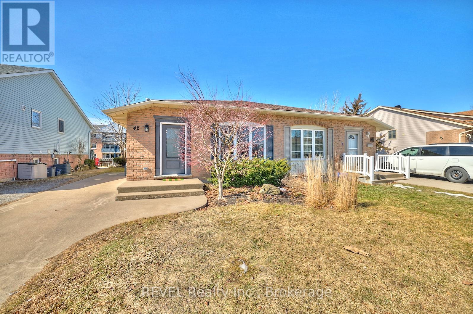 Property at 42 VINTAGE CRESCENT image 2