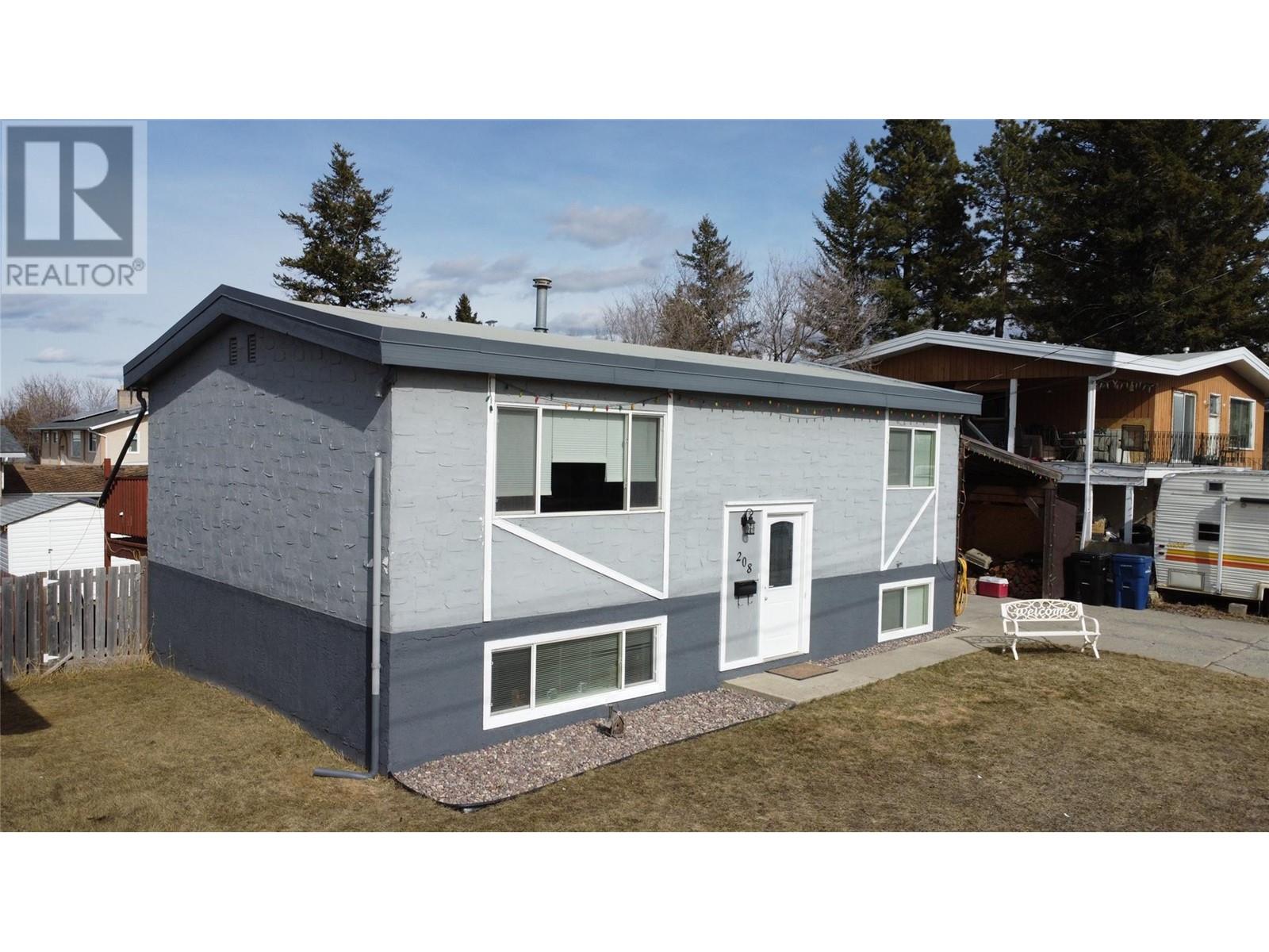 208 11th Street S, Cranbrook, British Columbia  V1C 4P6 - Photo 1 - 10338510