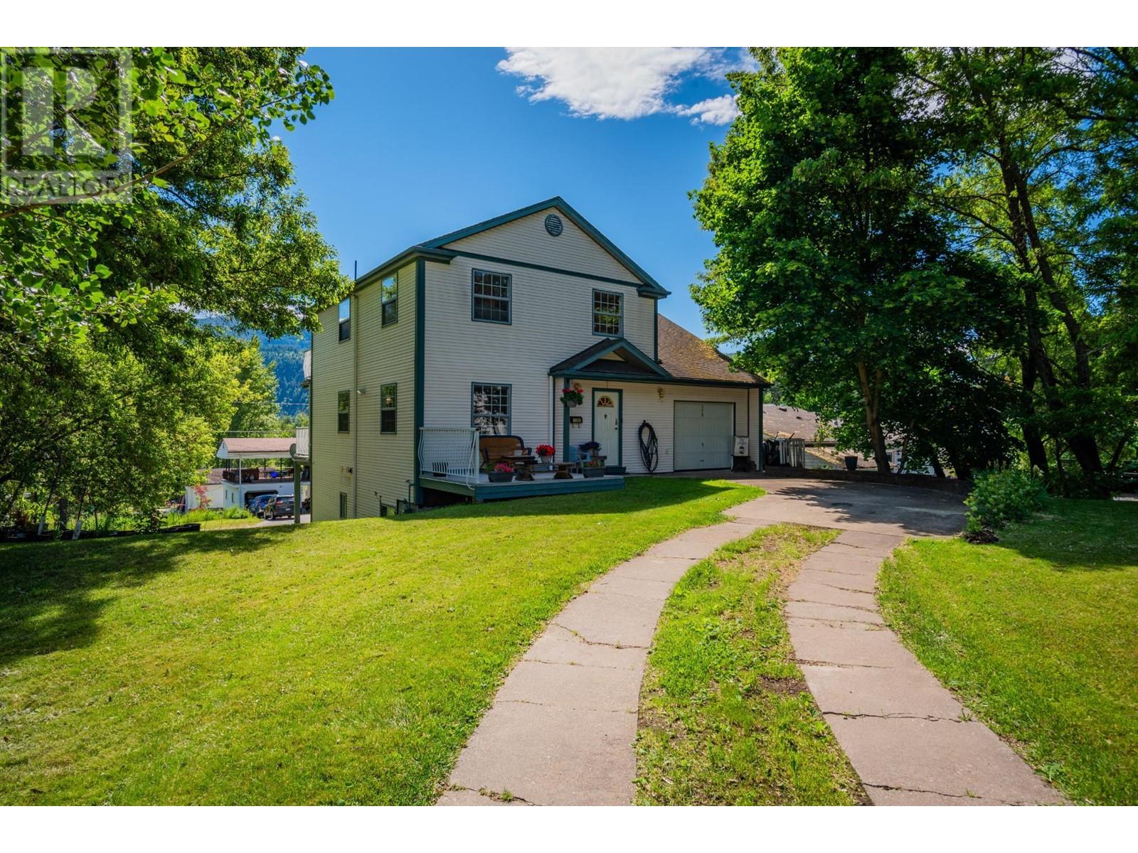 502 7th Street, Castlegar, British Columbia  V1N 4G6 - Photo 1 - 10335811