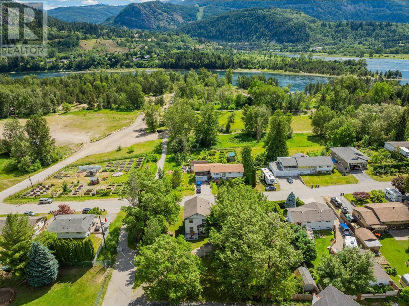 502 7th Street, Castlegar, British Columbia  V1N 4G6 - Photo 5 - 10335811