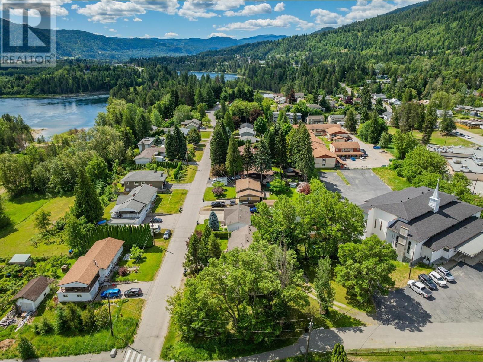 502 7th Street, Castlegar, British Columbia  V1N 4G6 - Photo 7 - 10335811