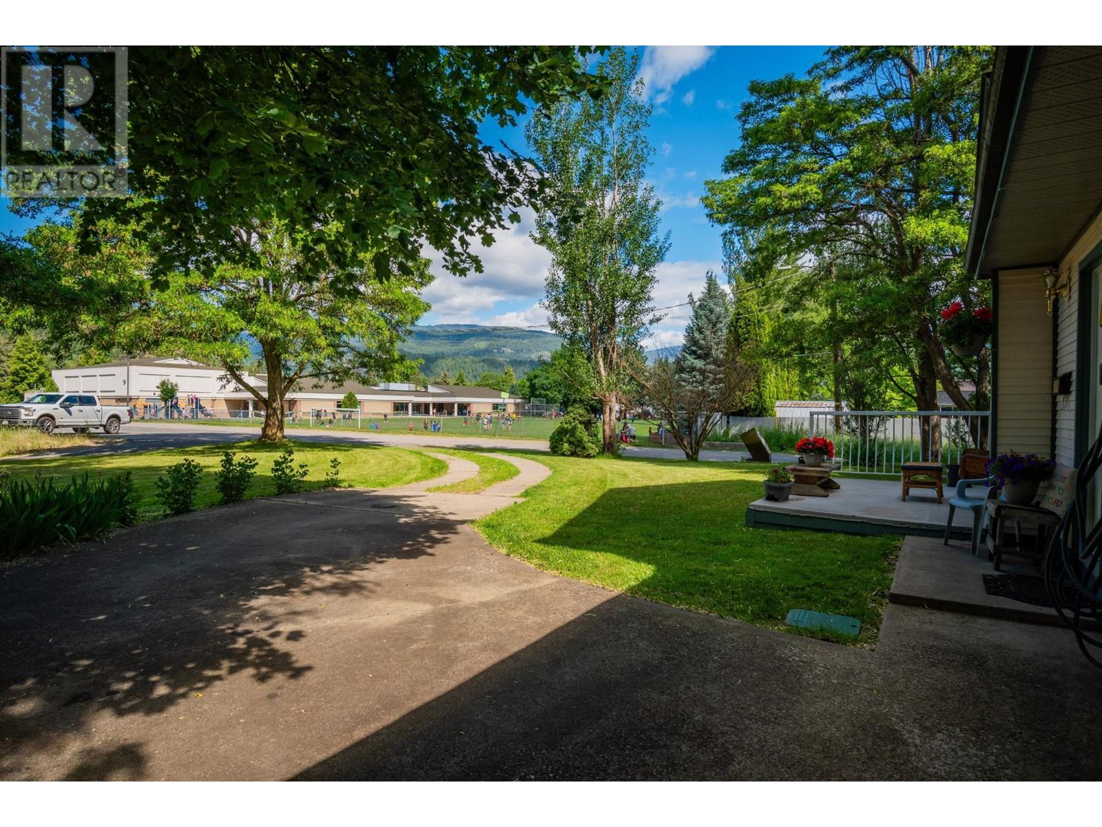 502 7th Street, Castlegar, British Columbia  V1N 4G6 - Photo 12 - 10335811