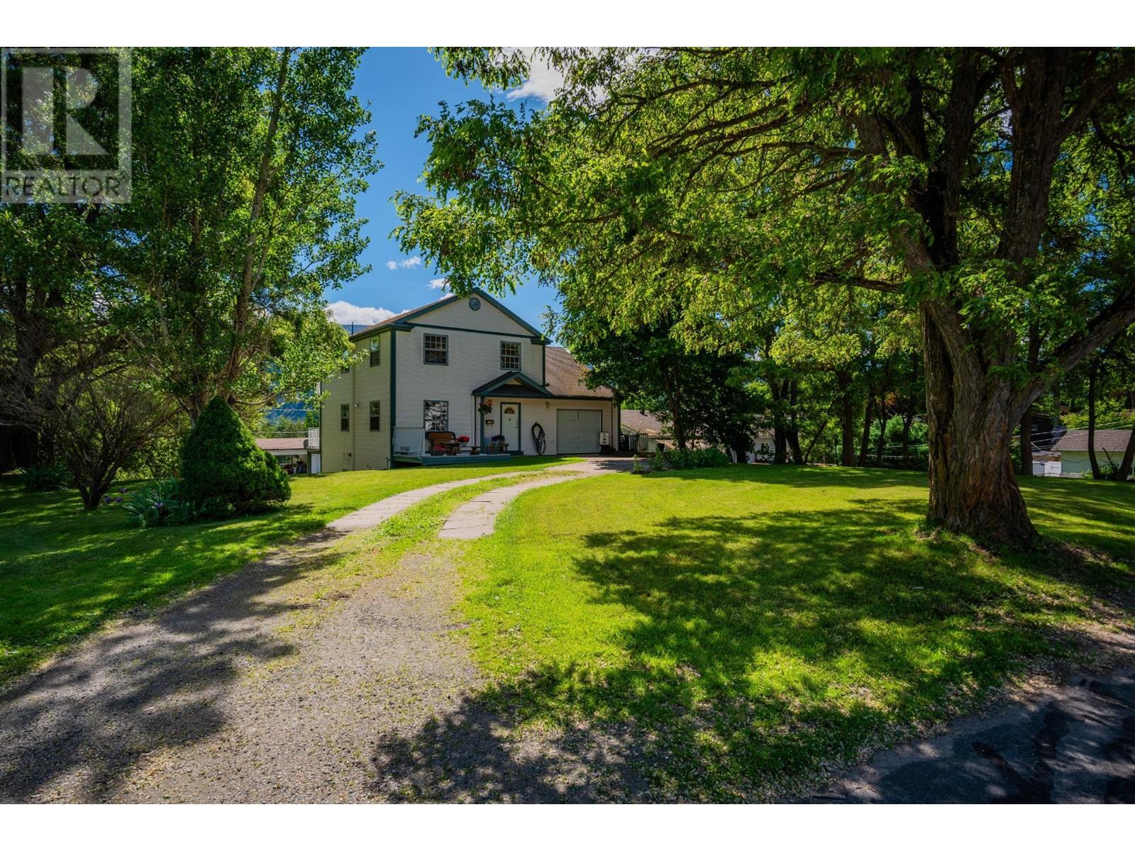 502 7th Street, Castlegar, British Columbia  V1N 4G6 - Photo 9 - 10335811
