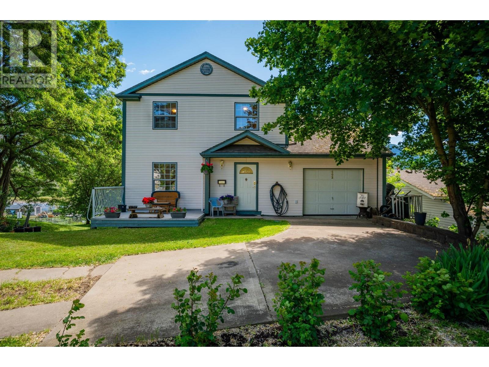502 7th Street, Castlegar, British Columbia  V1N 4G6 - Photo 2 - 10335811