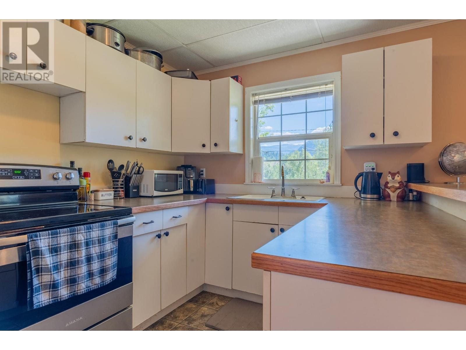 502 7th Street, Castlegar, British Columbia  V1N 4G6 - Photo 79 - 10335811