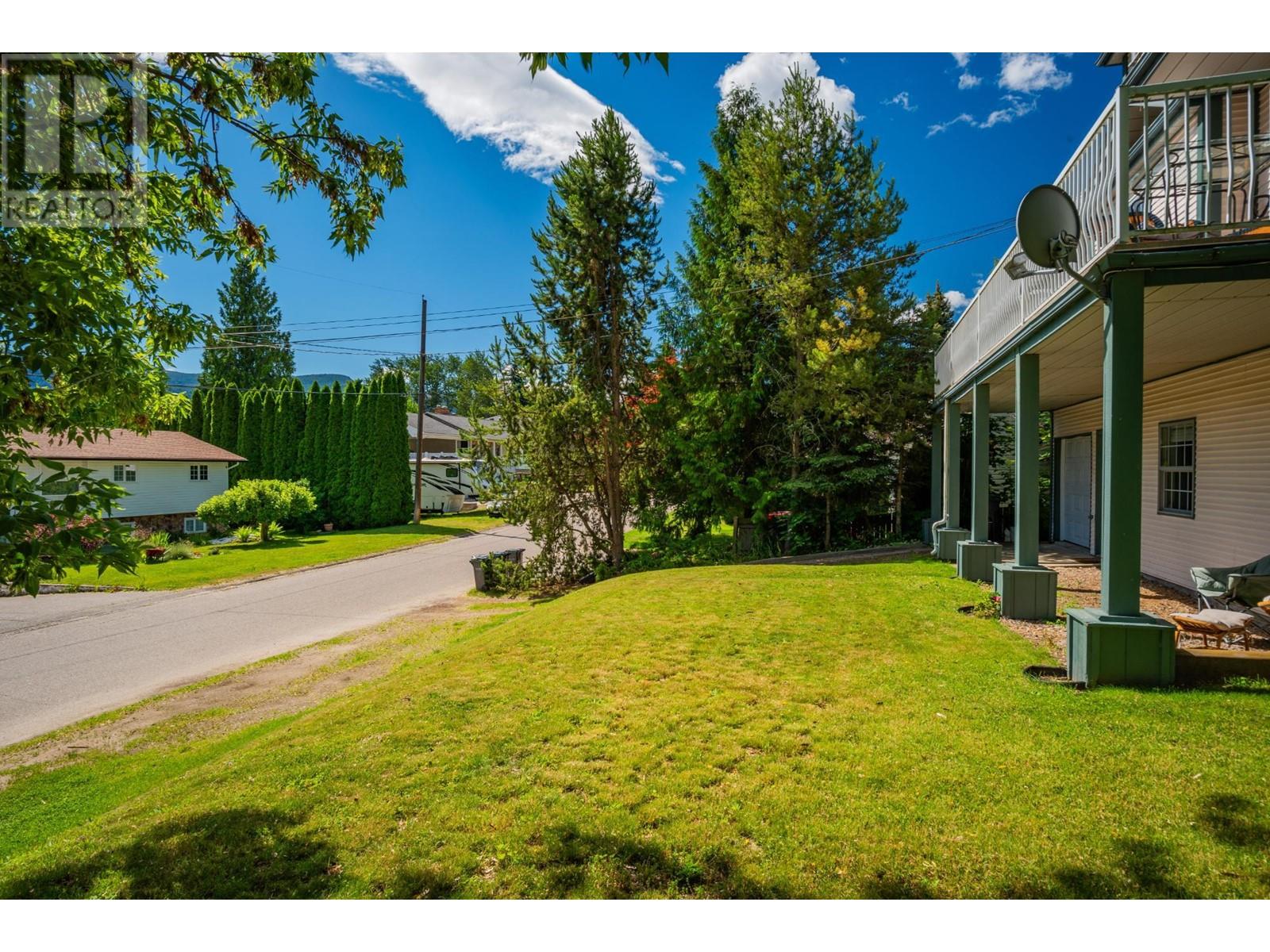502 7th Street, Castlegar, British Columbia  V1N 4G6 - Photo 68 - 10335811