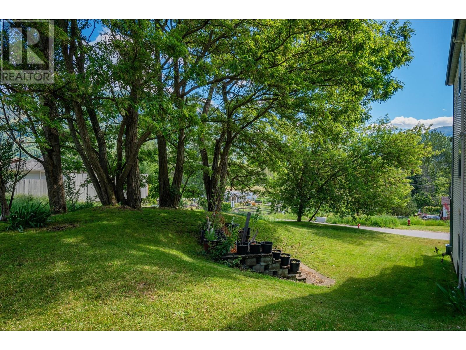 502 7th Street, Castlegar, British Columbia  V1N 4G6 - Photo 64 - 10335811