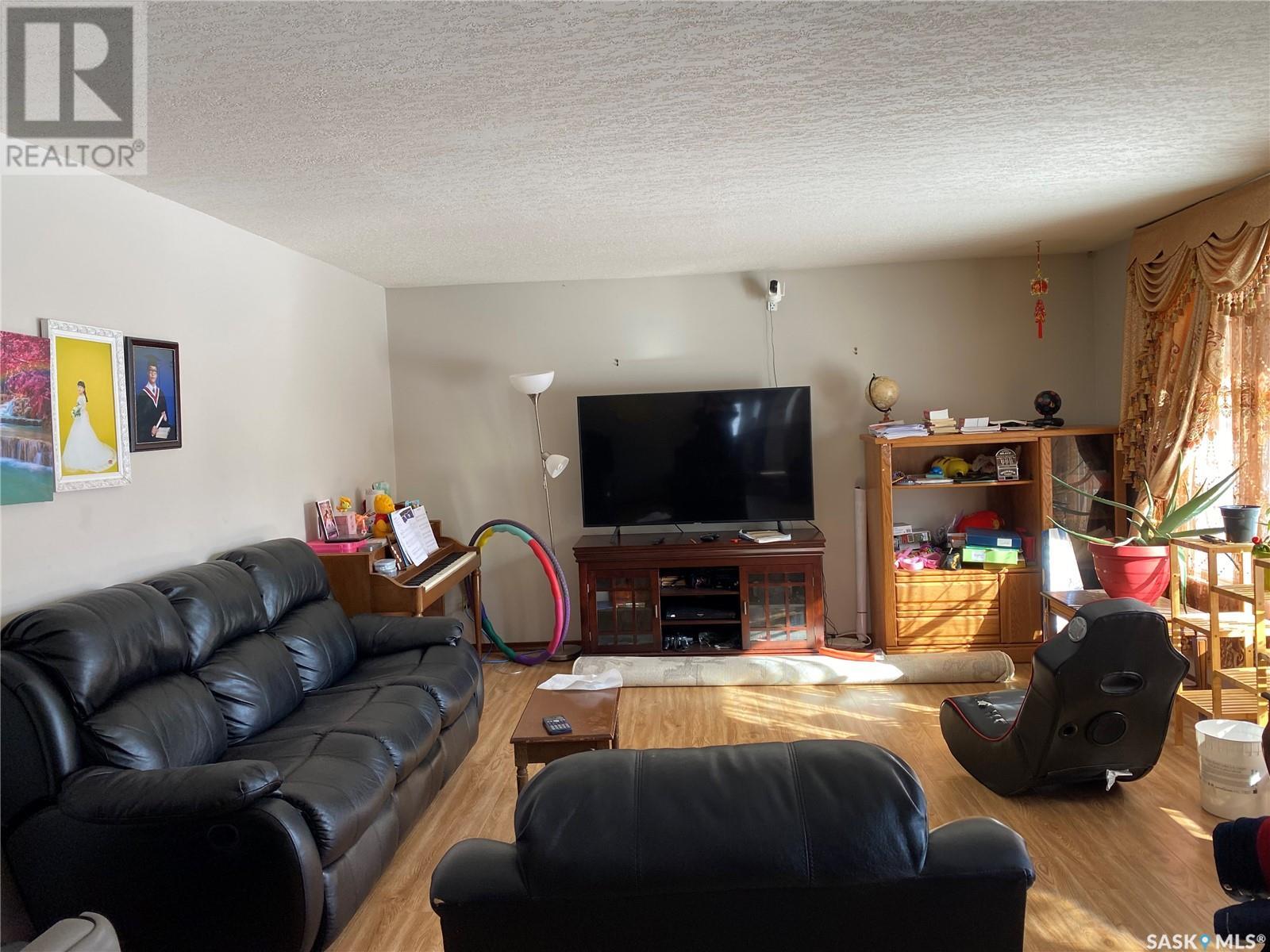 1016 Carlton Drive, Esterhazy, Saskatchewan  S0A 0X0 - Photo 3 - SK998686