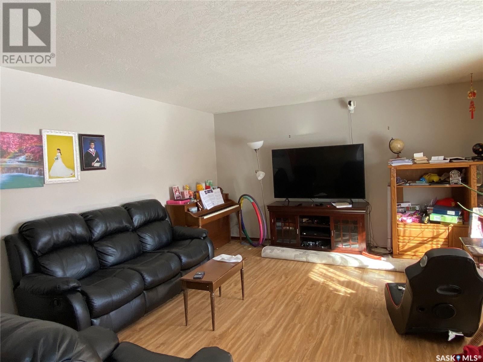 1016 Carlton Drive, Esterhazy, Saskatchewan  S0A 0X0 - Photo 4 - SK998686