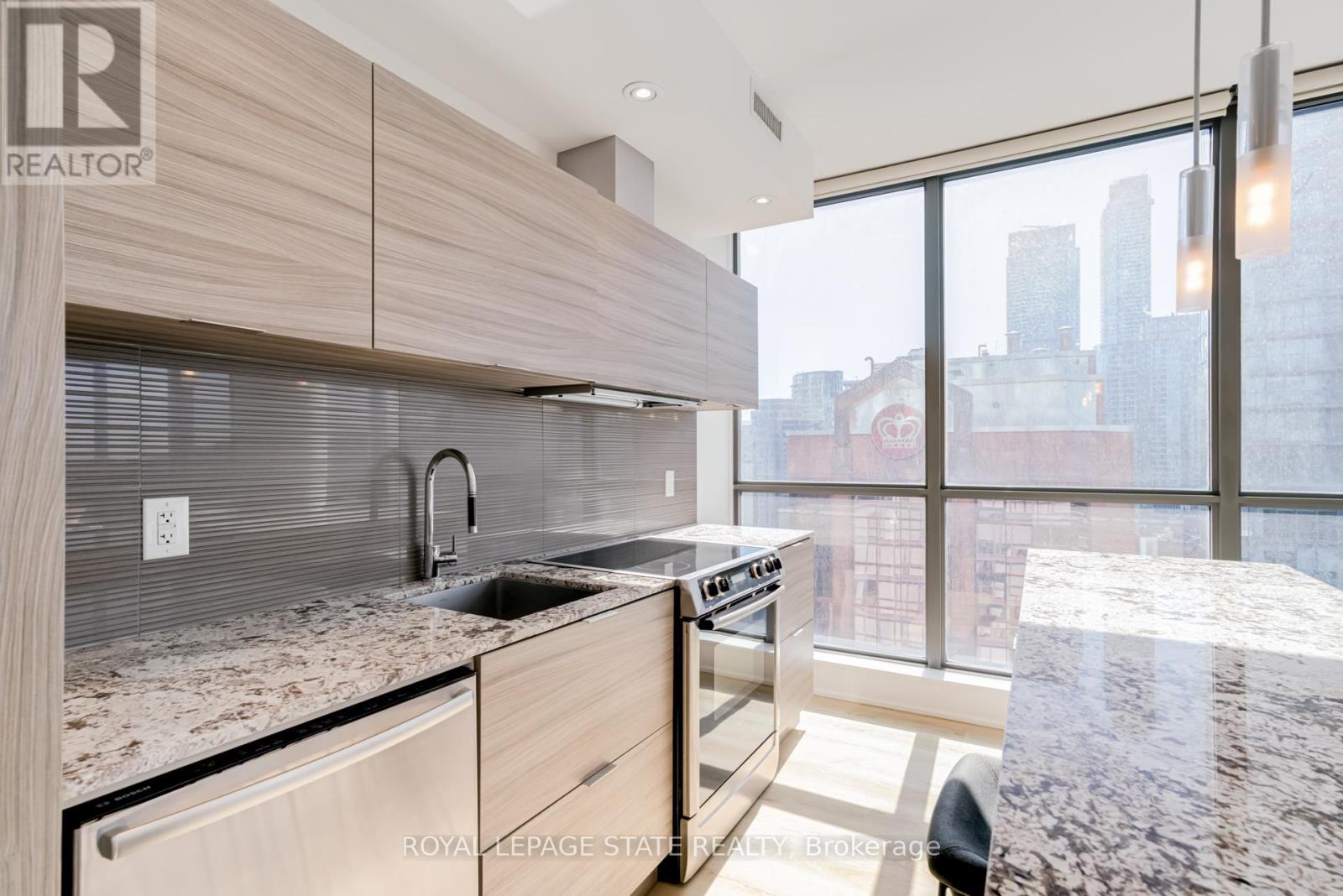 1407 - 8 Charlotte Street, Toronto, Ontario  M5V 0K4 - Photo 13 - C12014988
