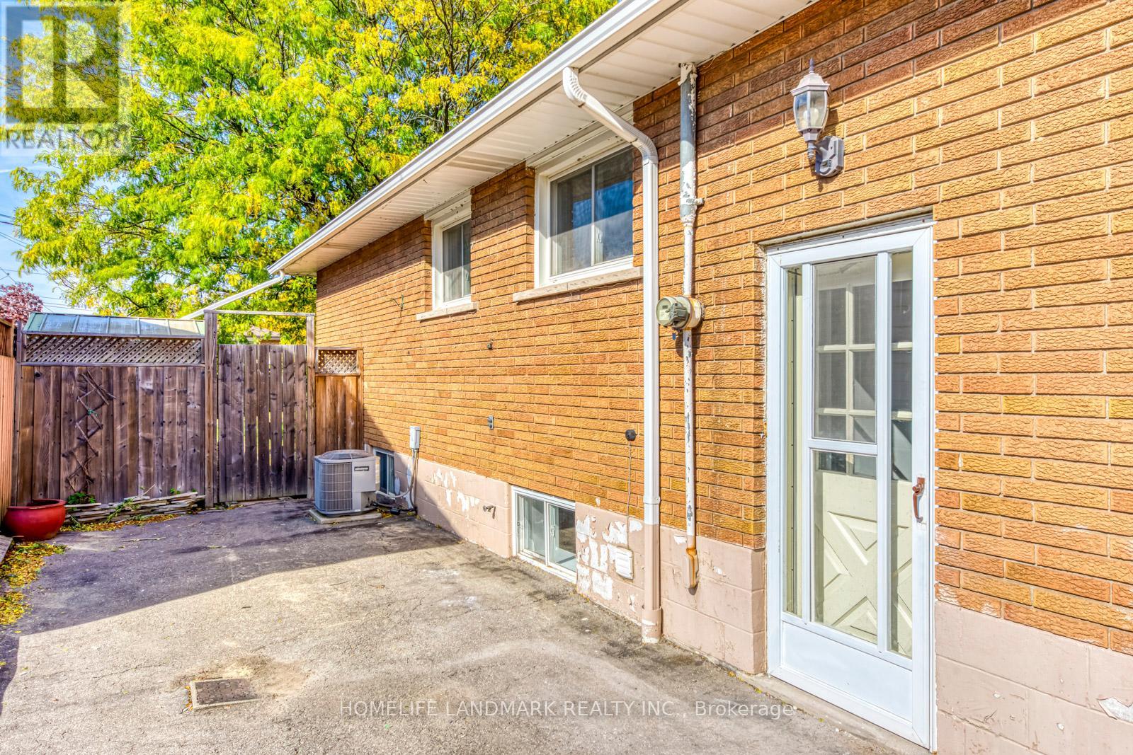 146 Manning Avenue, Hamilton, Ontario  L9A 3G2 - Photo 3 - X12014943