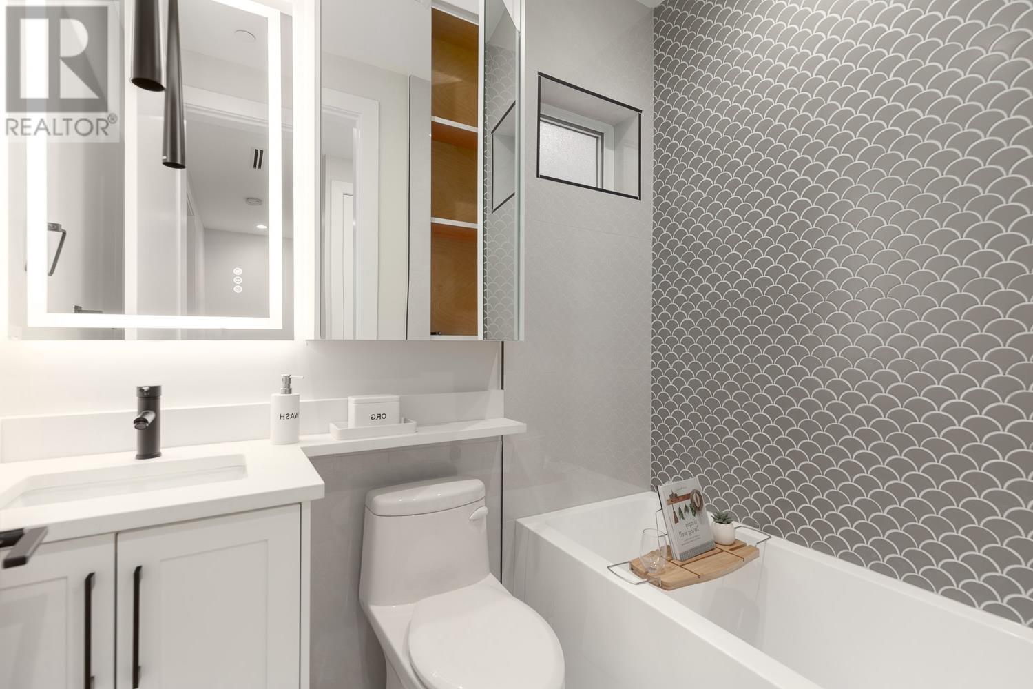 Listing Picture 17 of 26 : 1560 E 10TH AVENUE, Vancouver / 溫哥華 - 魯藝地產 Yvonne Lu Group - MLS Medallion Club Member