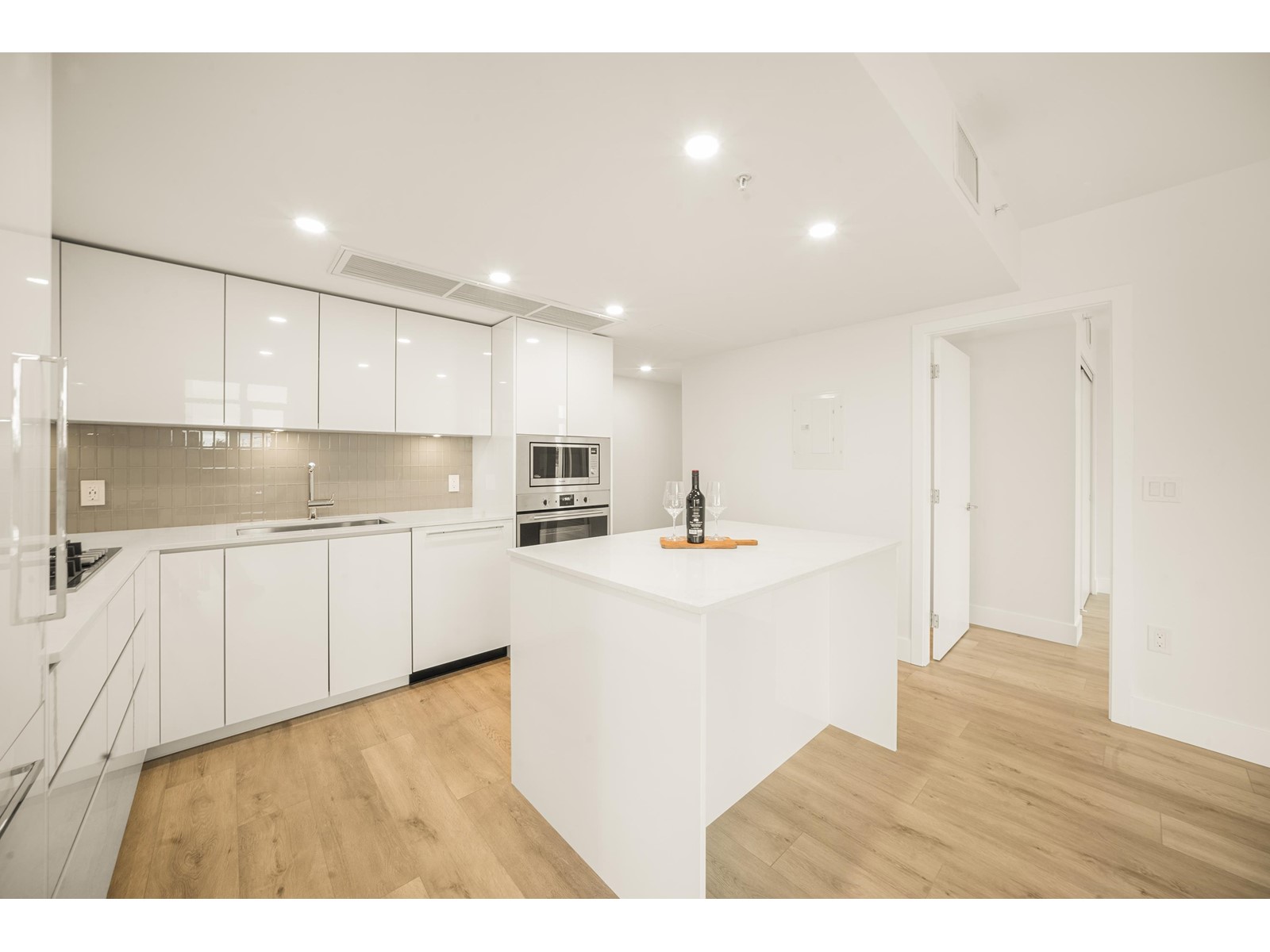 404 10428 Whalley Boulevard, Surrey, British Columbia  V3T 1W6 - Photo 4 - R2975562
